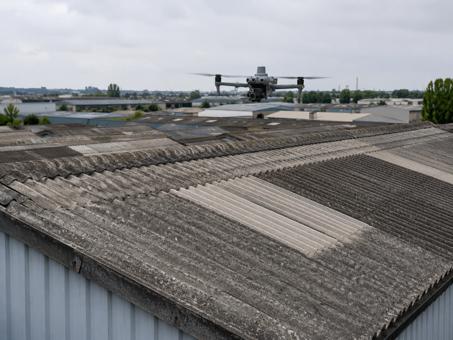 Inspection visuelle de toiture fibro-ciment par drone (constat HD, thermique, fissures)